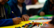 Foto de una persona coloreando 