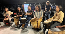 Imagen de varias personas disfrutando la experiencia, cada uno con un tambor.