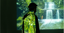 Imagen de un hombre viendo la exposición de una de los hallazgos arqueológicos.