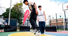 Foto que muestra dos hombres jugando fútbol 