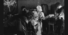 Imagen de Espinoza con su banda tocando sus instrumentos.