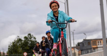 Personas recorren en bicicleta la Ciclovía de Bogotá durante jornada recreativa al aire libre con vías habilitadas para su desplazamiento.