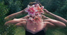 Imagen de una mujer con varias flores.