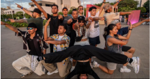 Imagen de varios hombres jóvenes que bailan breakdance.