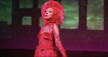 Imgaen de una mujer vestida con de rojo, también lleva una gorra del mismo color.