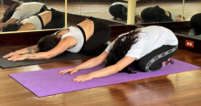 Imagen de dos mujeres practicando yoga.