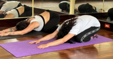 Imagen de dos mujeres practicando yoga.