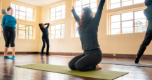 Imagen de varias mujeres vestidas en ropa de gimnasio que toman el taller de la Casona.