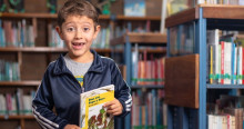 Imagen de un niño con un libro "Días con sapo y sepo" en Bibliotecas Públicas de Bogotá