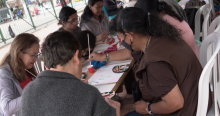 Imagen de un grupo de personas pintando sobre una mesa