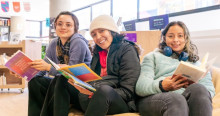 Imagen de 3 mujeres con libros en la mano en clubes de poesía de BibloRed