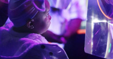 Imagen de bebé mirando reflejo de luces en taller 'Rayito'
