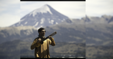 Imagen de Facundo Salgado tocando guitarra con un fondo de la cordillera de los Andes