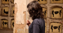 Imagen de mujer de espaldas con fondo de Columbarios del Cementerio Central
