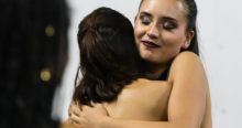 Imagen de dos mujeres que se abrazan.