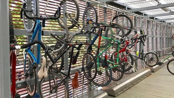Bicicletas estacionadas en cicloparqueadero de la estación Las Aguas, de TransMilenio.