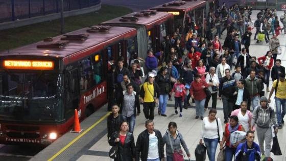 Gran volumen de usuarios se desplazan en un portal de TransMilenio.