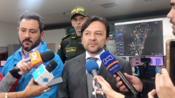 Retrato del secretario Juan Pablo Bocarejo mientras entrega una declaración de prensa.