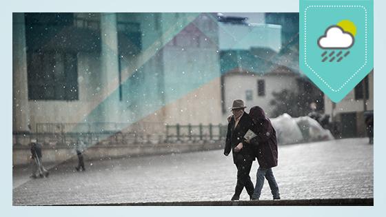 Una pareja caminando por la Plaza de Bolívar en plena lluvia 
