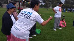 Adulto mayor jugando tejo al aire libre 