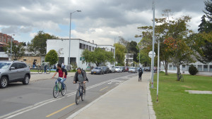 Ciudadanos transitando en Bogotá capital mundial de la bici 