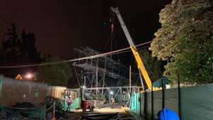 trabajos de instalación de puente peatonal en la avenida circunvalar con calle 70 en frente del Colegio Nueva Granada en la localidad de Chapinero 