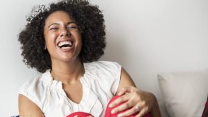 mujer afro sonriendo 