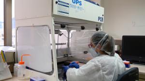 Doctora tratando instrumentos médicos