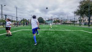 Niño jugando fútbol