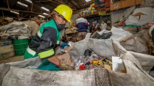 Personas gestionando residuos