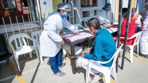 Persona de salud junto con paciente