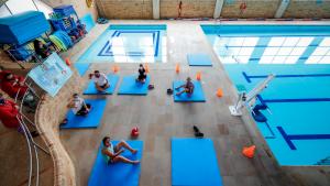 Personas junto a la piscina