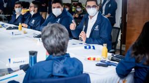 Personas del turismo reunidas