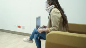 Joven frente a un computador