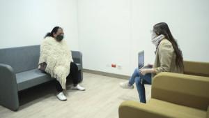 Persona hablando con otra