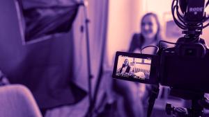 Una cámara granado a una mujer