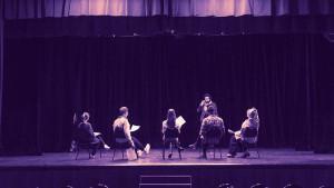 Personas en un teatro