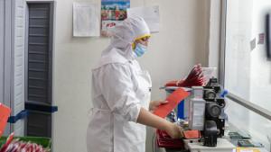 Persona en la parte de producción