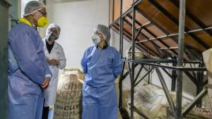 Personas revisando productos