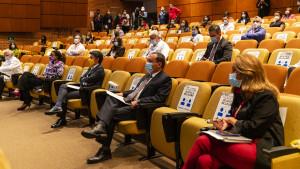 Personas en un auditorio