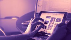 Una mano tocando una tableta