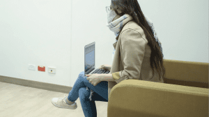 Joven frente a un computador