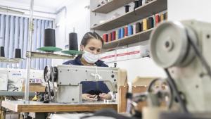 Mujer con máquina plana