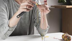 Una persona tejiendo