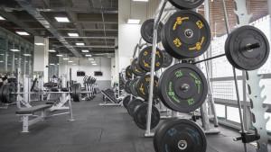 gimnasio con pesas