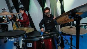 Jóvenes tocando instrumentos