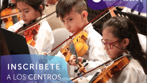 Niños tocando instrumentos