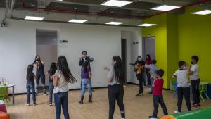 Niños haciendo estiramiento