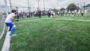 niños jugando fútbol