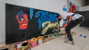 Persona pintando en un muro